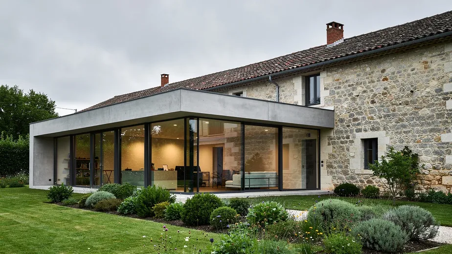 Extension moderne sur ferme ancienne