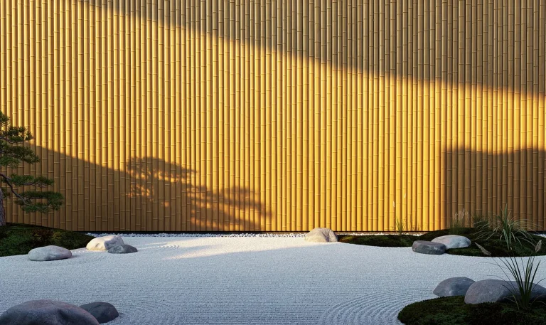 Façade en bambou naturel aux lignes verticales devant un jardin zen épuré avec pierres lisses et verdure discrète sous une lumière douce.