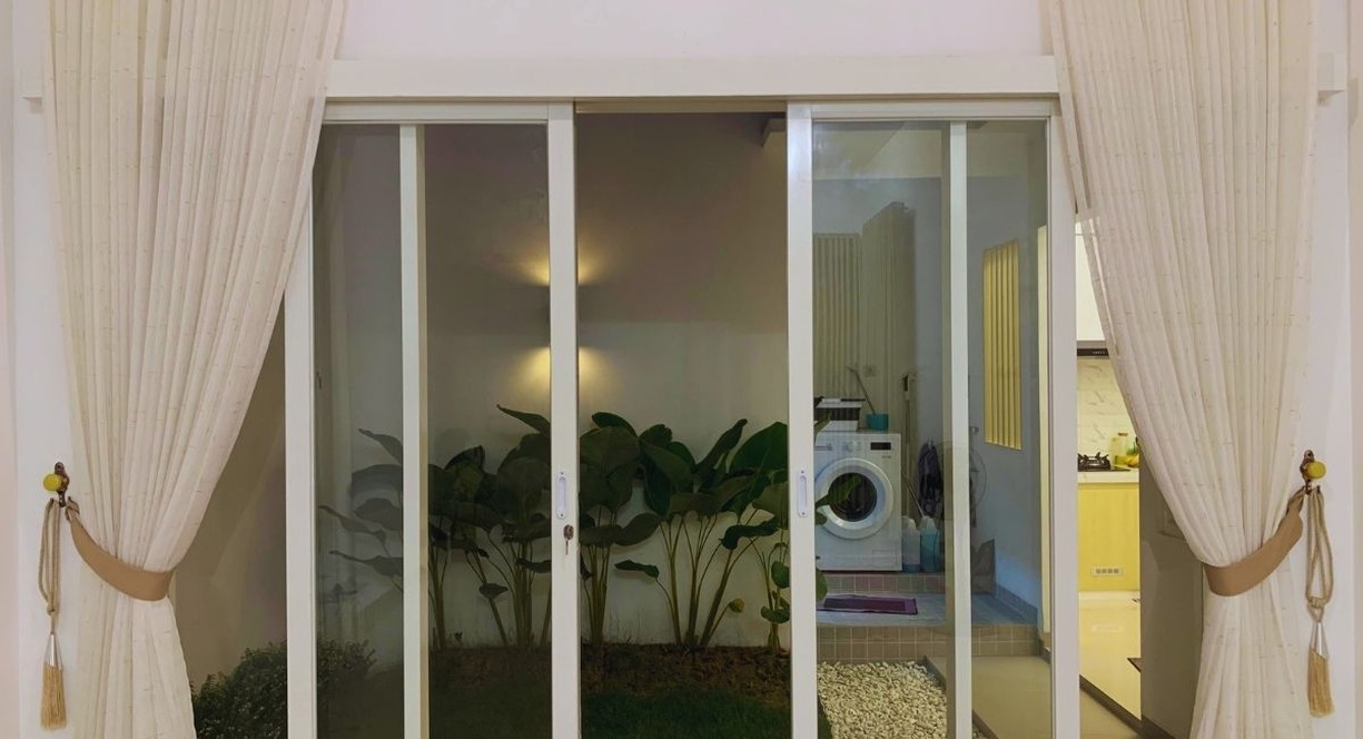 Baie vitrée coulissante à galandage ouvrant sur un jardin intérieur