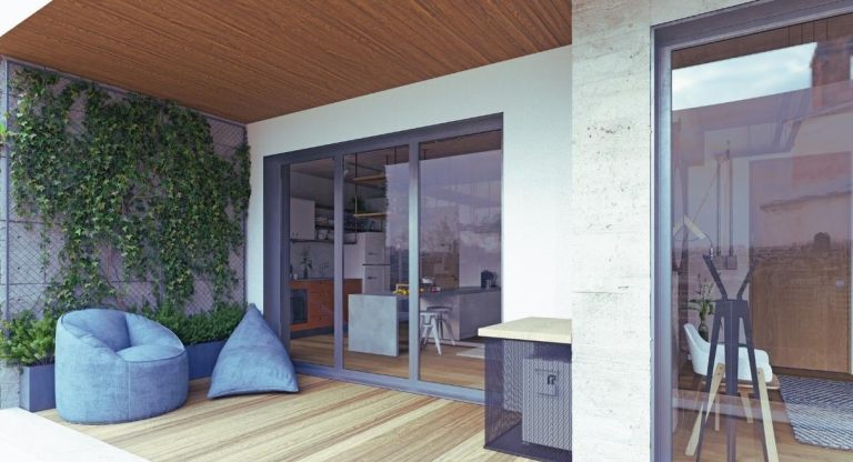 Balcon moderne avec terrasse en bois ipé et baie vitrée coulissante