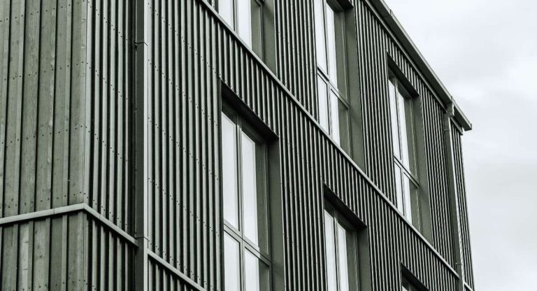 Bardage zinc gris sur façade de maison moderne