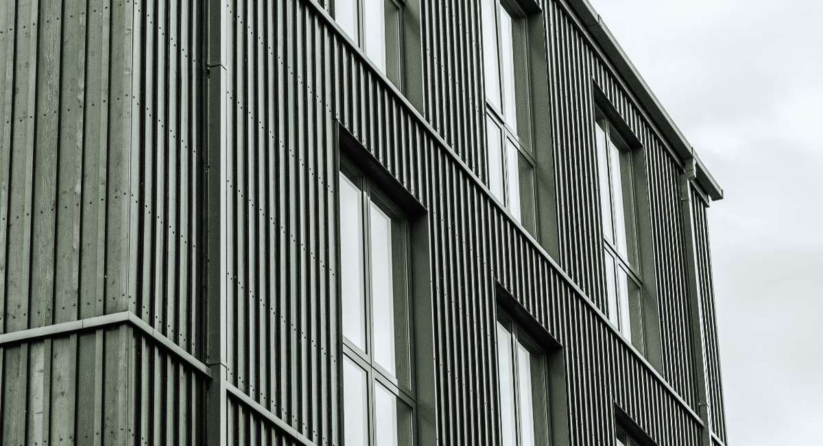 Bardage zinc gris sur façade de maison moderne