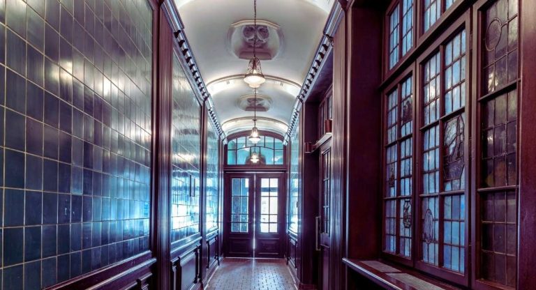 Couloir élégant avec carrelage vert historique dans une entrée