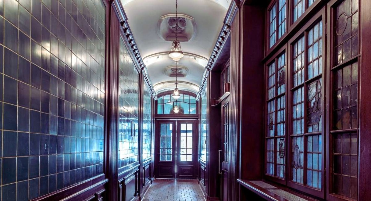 Couloir élégant avec carrelage vert historique dans une entrée