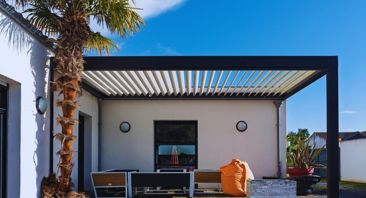 Pergola bioclimatique moderne installee sur un balcon d'appartement