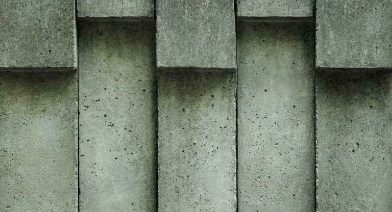 Mur en beton avec motifs d'ombres geometriques evoquant un claustra design