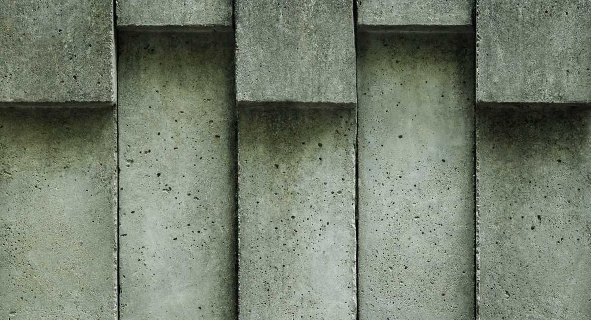 Mur en beton avec motifs d'ombres geometriques evoquant un claustra design
