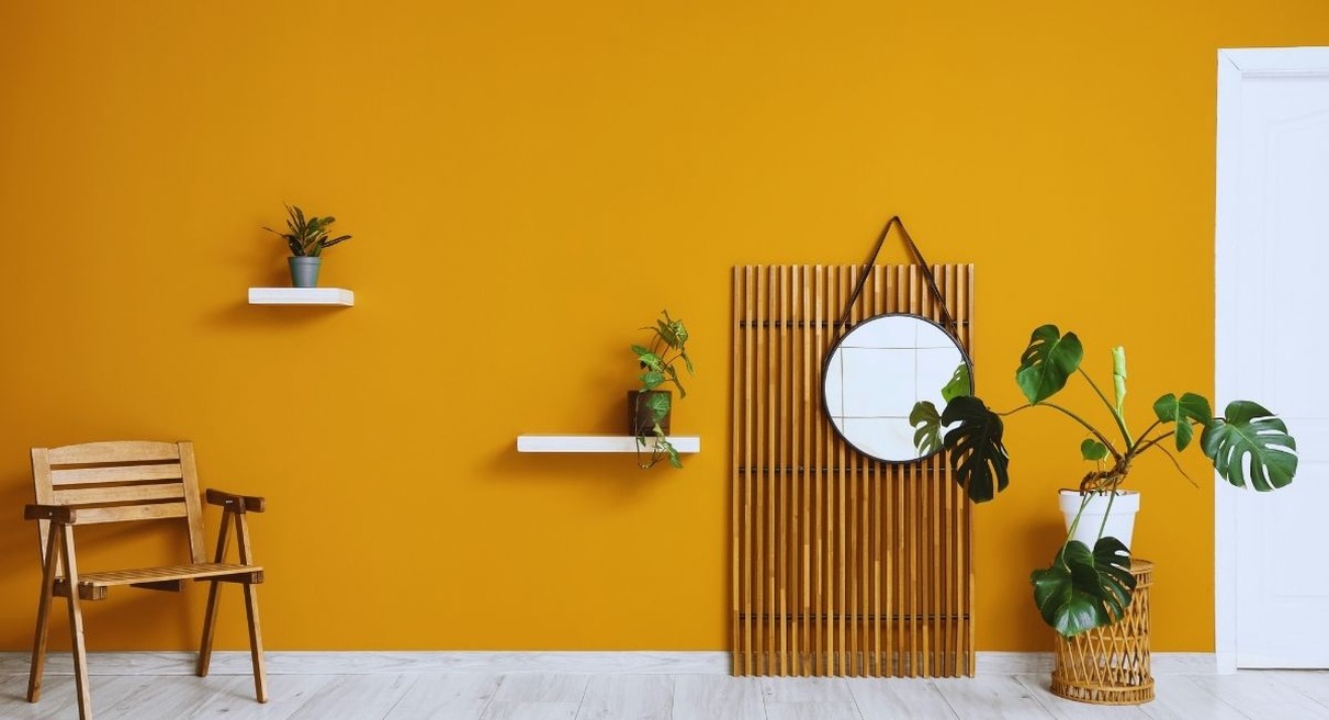 Écran de séparation en bois avec chaise et plantes dans un salon