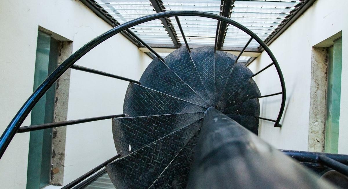 Escalier helicoidal en metal noir dans un interieur minimaliste moderne