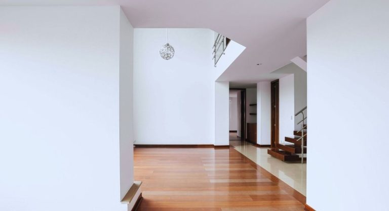 Escalier en L avec parquet bois dans un salon lumineux