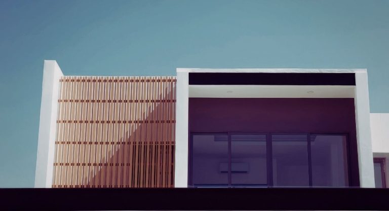 Facade contemporaine avec claustra bois style bioclimatique