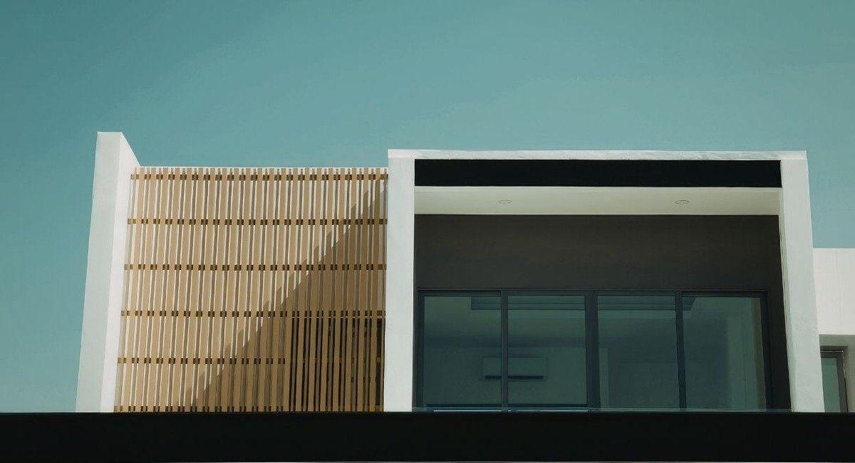Façade architecturale moderne avec claustra en bois et béton