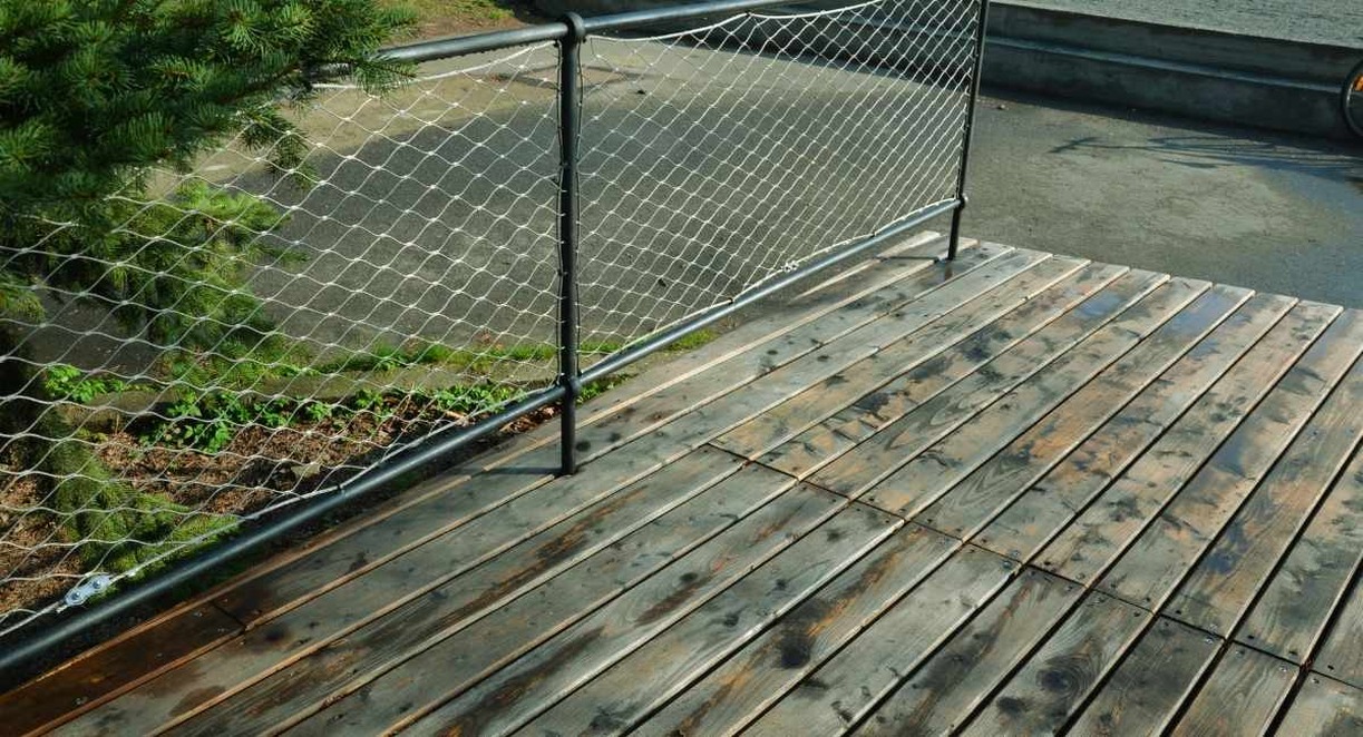 Garde-corps metallique en cables inox sur terrasse en bois
