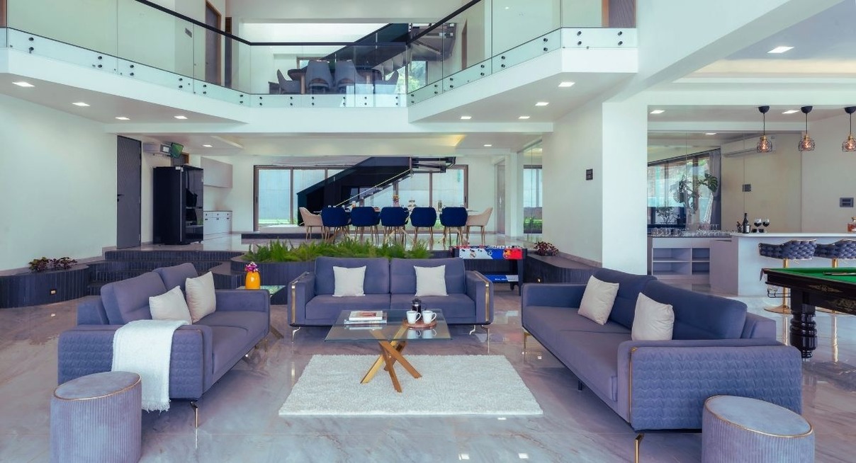 Séjour moderne avec mezzanine ouverte et grande hauteur sous plafond