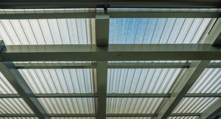 Toit en polycarbonate translucide sur une pergola de terrasse