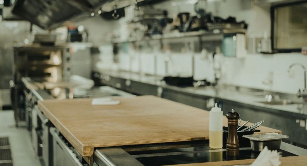 Plan de travail en acier inoxydable brossé dans une cuisine professionnelle