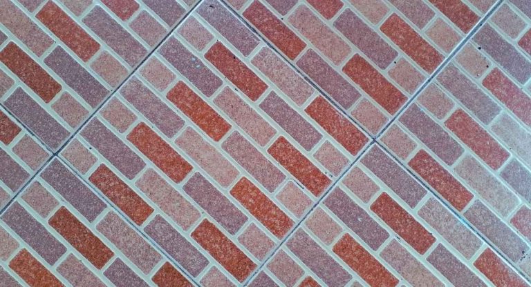 Sol en carrelage de terre cuite posé en diagonale dans une pièce