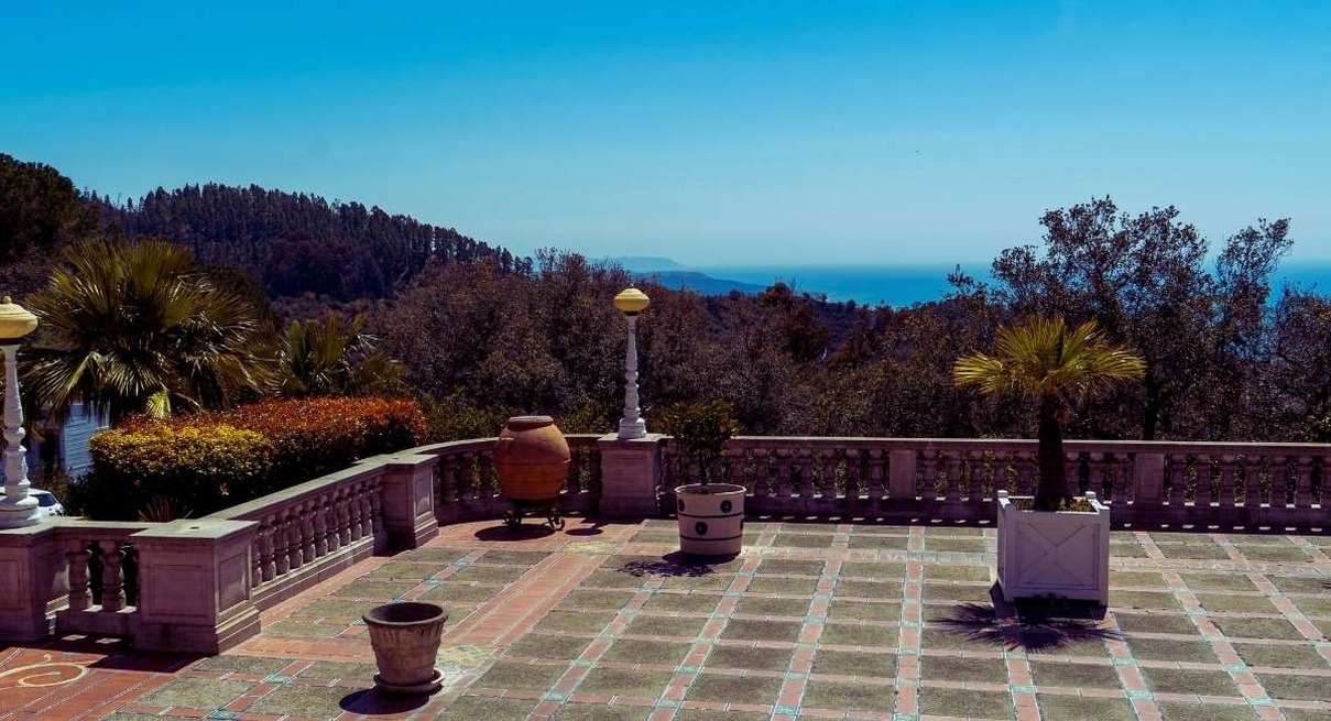 Terrasse exterieure avec vue panoramique sur l'ocean et vegetation verdoyante