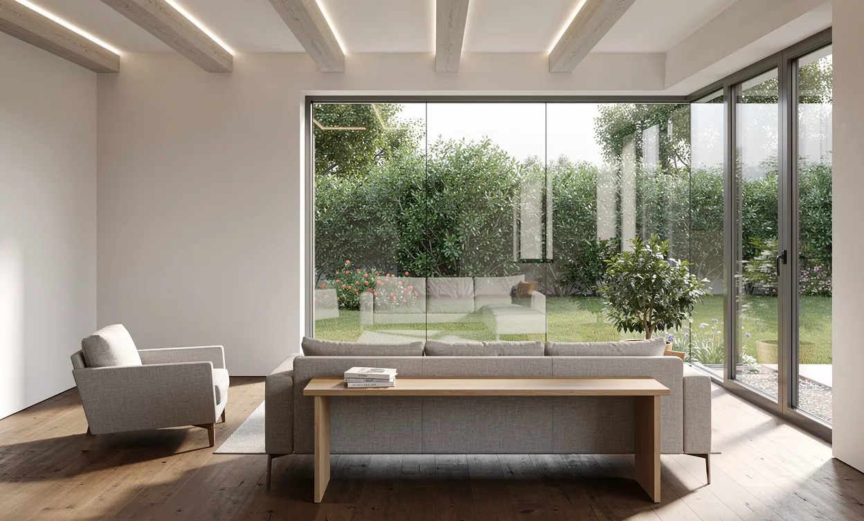 Intérieur moderne d’une maison passive avec une grande baie vitrée donnant sur un jardin verdoyant, baigné de lumière naturelle et au design minimaliste.